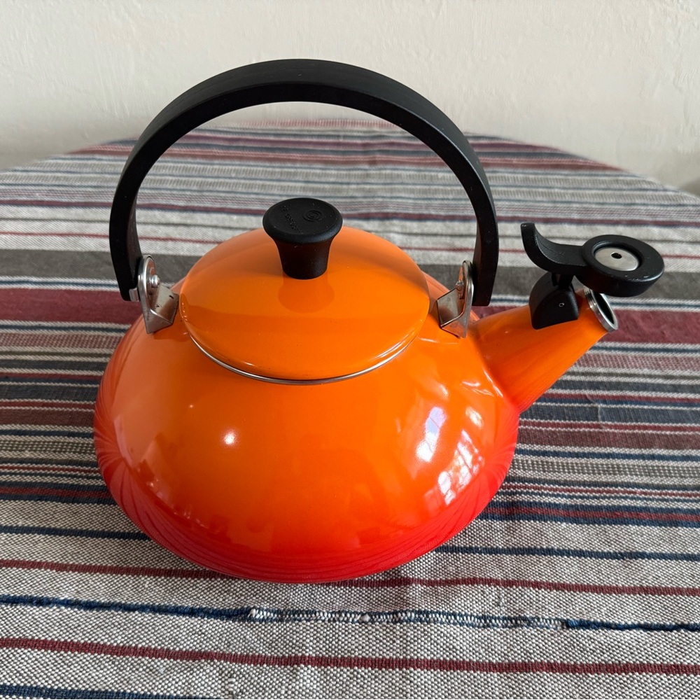 Le Creuset Whistling Tea Kettle — 1.5L / 1.6QT — Flame Orange